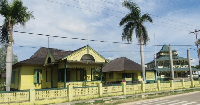 Masjid Djami via Kemendikbud, 1. Air Terjun Rombo Katio, 2. Air Terjun Melanggar, 3. Goa Tangandu, 4. Air Terjun Riam Dait, 5. Air Terjun Terinting, 6. Air Terjun Selanei, 7. Air Terjun Engkanan, 8. Air Terjun Riam Bedawan, 9. Air Terjun Riam Solakng, 10. Air Terjun Angkabang, 11. Makam Raja Landak, 12. Air Terjun Sahai Sebelas, 13. Bukit Terinting, 14. Air Terjun Tikalong, 15. Bukit Batu Pakumbang, 16. Riam Angan Tembawang, 17. Air Terjun Banangar, 18. Makam Juang Mandor, 19. Keraton Ismahayana, 20. Masjid Djami, 21. Air Terjun Rombo Pangaak, 22. Air Terjun Riam Jambu, 23. Goa Sanyan, 24. Rumah Betang Saham, 25. Wisata Gunung Seha, 26. Bukit Laur, 27. Bukit Batu Pakumbang, 28. Wisata Air Terjun Setagung, 29. Rombo Terintik, 30. Rombo Semabak, 31. Riam Bedawan, 32. Air Terjun Ringin, 33. Air Terjun Ampar Jawa