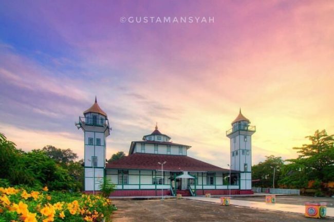 Masjid Jami Sultan Nata via IG @gustamansyah, 1. Air Terjun Lepung Iring, 2. Taman Nasional Bukit Baka, 3. Hutan Wisata Baning, 4. Museum Kapuas Raya, 5. Istana Al Mukarramah, 6. Nohkan Tolangit, 7. Danau Jemelak, 8. Panorama Kedah Tempunak, 9. Rumah Betang Ensaid Panjang, 10. Wisata Gunung Kelam, 11. Danau Gucci, 12. Air Terjun Nokan Nayan, 13. Wisata Rohani Bukit Kelam, 14. Galeri Motor Bandong, 15. Wisata Sawah Adau Kelam, 16. Masjid Jami Sultan Nata, 17. Museum Dara Juanti, 18. Makam Aji Melayu Sepauk atau Makam pangeran Kuning, 19. Situs Sejarah Batu Dara Muning, 20. Batu Lingga Yoni dan Batu Nandi, 21. Gereja Katedral Sintang, 22. Tugu Pancasila Kota Sintang, 23. Taman Alun – alun Kapuas, 24. Serantung Water Park, 25. Rumah Kapal, 26. Tugu Bank Indonesia