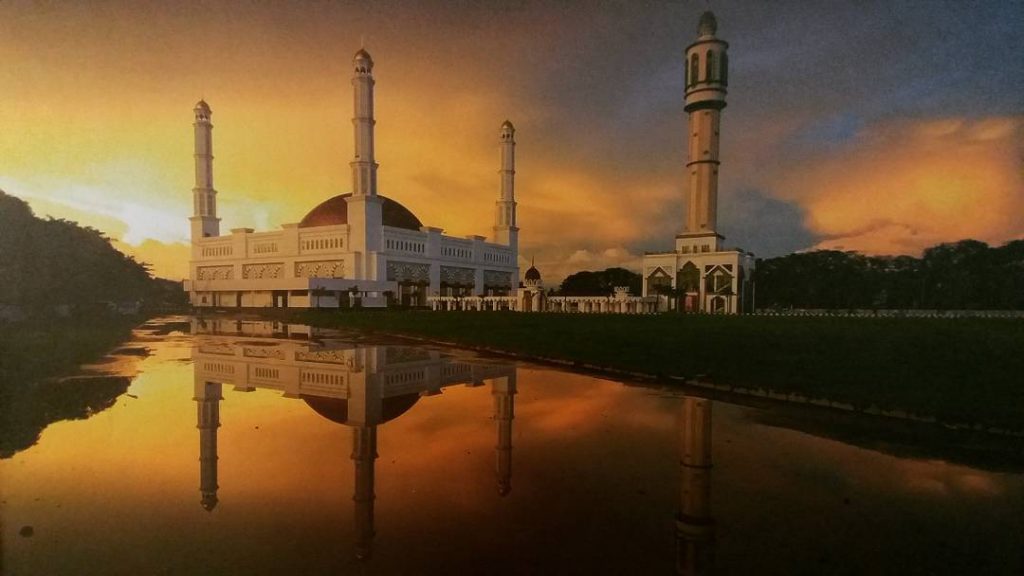 Masjid Raya Mujahidin via Ig @yulipinto10, 1. Pantai Kijing, 2. Tugu Khatulistiwa, 3. Museum Negeri Sejarah Budaya Khas, 4. Keraton Kadriah, 5. Rumah Bentang Radakng, 6. Masjid Jami’ Pontianak, 7. Kampung Wisata Kuantan, 8. Pantai Pasir Panjang, 9. Aloe Vera Center, 10. Paradise-Q Waterpark, 11. Taman Bukit Bougenville, 12. Makam Kesultanan Batulayang, 13. Taman Nasional Gunung Palung, 14. Lemukutan Island, 15. Pelabuhan Seng Hie, 16. Bukit Penjamur Bengkayang, 17. Hutan Kota Untan, 18. Taman Alun – Alun Kapuas, 19. Air Terjun Riam Merasap, 20. Kampung Beting, 21. Danau Biru Singkawang, 22. Pulau Randayan, 23. Pulau Temajuk, 24. Jembatan Kapuas, 25. Pantai Kura – Kura, 26. Pantai Batu Burung, 27. Pantai Sedau, 28. Sinka Island Park, 29. Danau Tadow Indah, 30. Air Terjun Eria, 31. Wisata Air Terjun Sibohe, 32. Cagar Alam Raya Pasi, 33. Bukit Rindu Alam, 34. Taman Gayung Bersambut, 35. Taman Cinta Pajintan, 36. Taman Batu Belimbing, 37. Tugu Digulis atau Tugu Bambu Runcing Pontianak, 38. Vihara Bodhisatva Karaniya Metta, 39. Kapuas River Cruise, 40. Masjid Raya Mujahidin, 41. Waterboom Gunung Poteng