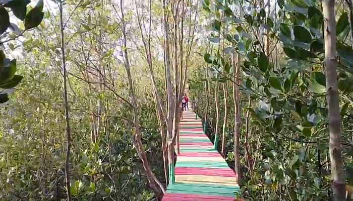 Mempawah Mangrove Park, 1. Taman Mempawah, 2. Pantai Jungkat, 3. Mempawah Mangrove Park, 4. Sebukit Rama, 5. Wisata Nusantara, 6. Bukit Seliung, 7. Sungai Mempawah, 8. Pantai Paku Pulau Temajo, 9. Makam Habib Husein Al Qadri, 10. Pantai Ancol Penibung, 11. Wisata Air Terjun Sambora, 12. Polaria Tanjung Pagar, 13. Goa Alam Santok, 14. Istana Amantubillah, 15. Pantai Kijing, 16. Danau Hijau, 17. Bukit Peniraman, 18. Wisata Pemandian Di Kaki Bukit Anjongan, 19. Bukit Wangkang, 20. Makam Opu Daeng Manambon, 21. Pantai Tanjung Burung