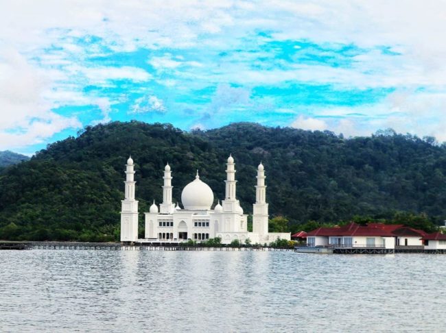 Mesjid Oesman Al Khair, 1. Pantai Pasir Mayang, 2. Bukit Begentar, 3. Bukit Mendale, 4. Taman Wisata Mangrove Sukadana, 5. Pulau Maya Karimata, 6. Pulau Kepayang, 7. Pantai Tambak Rawang, 8. Bukit Bulan, 9. Pulau Serutu, 10. Makam Gusti Panji, 11. Pulau Pelapis, 12. Kepulauan Karimata, 13. Pantai Batu Teritip, 14. Mesjid Oesman Al Khair, 15. Batu Cap, 16. Makam Raja Tengku Akil, 17. Sungai Betok, 18. Taman Nasional Gunung Palung, 19. Pantai Pulau Datok, 20. Air Pauh, 21. Air Terjun Bidadari, 22. Gunung Cabang, 23. Pantai Tanjuru, 24. Air Terjun Lubuk Baji, 25. Air Terjun Batu Pahat