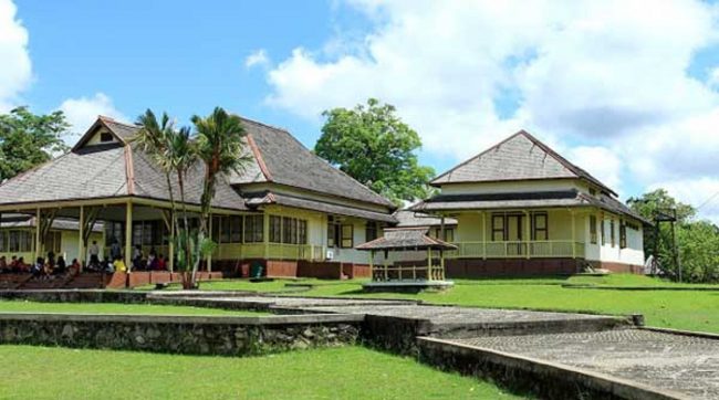 Museum Dara Juanti via Indonesia-tourism, 1. Air Terjun Lepung Iring, 2. Taman Nasional Bukit Baka, 3. Hutan Wisata Baning, 4. Museum Kapuas Raya, 5. Istana Al Mukarramah, 6. Nohkan Tolangit, 7. Danau Jemelak, 8. Panorama Kedah Tempunak, 9. Rumah Betang Ensaid Panjang, 10. Wisata Gunung Kelam, 11. Danau Gucci, 12. Air Terjun Nokan Nayan, 13. Wisata Rohani Bukit Kelam, 14. Galeri Motor Bandong, 15. Wisata Sawah Adau Kelam, 16. Masjid Jami Sultan Nata, 17. Museum Dara Juanti, 18. Makam Aji Melayu Sepauk atau Makam pangeran Kuning, 19. Situs Sejarah Batu Dara Muning, 20. Batu Lingga Yoni dan Batu Nandi, 21. Gereja Katedral Sintang, 22. Tugu Pancasila Kota Sintang, 23. Taman Alun – alun Kapuas, 24. Serantung Water Park, 25. Rumah Kapal, 26. Tugu Bank Indonesia