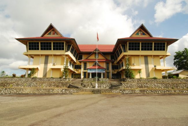 Museum Kapuas Raya, 1. Air Terjun Lepung Iring, 2. Taman Nasional Bukit Baka, 3. Hutan Wisata Baning, 4. Museum Kapuas Raya, 5. Istana Al Mukarramah, 6. Nohkan Tolangit, 7. Danau Jemelak, 8. Panorama Kedah Tempunak, 9. Rumah Betang Ensaid Panjang, 10. Wisata Gunung Kelam, 11. Danau Gucci, 12. Air Terjun Nokan Nayan, 13. Wisata Rohani Bukit Kelam, 14. Galeri Motor Bandong, 15. Wisata Sawah Adau Kelam, 16. Masjid Jami Sultan Nata, 17. Museum Dara Juanti, 18. Makam Aji Melayu Sepauk atau Makam pangeran Kuning, 19. Situs Sejarah Batu Dara Muning, 20. Batu Lingga Yoni dan Batu Nandi, 21. Gereja Katedral Sintang, 22. Tugu Pancasila Kota Sintang, 23. Taman Alun – alun Kapuas, 24. Serantung Water Park, 25. Rumah Kapal, 26. Tugu Bank Indonesia