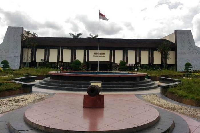 Museum Negeri Sejarah Budaya Khas via Ig @fajrul_am, 1. Pantai Kijing, 2. Tugu Khatulistiwa, 3. Museum Negeri Sejarah Budaya Khas, 4. Keraton Kadriah, 5. Rumah Bentang Radakng, 6. Masjid Jami’ Pontianak, 7. Kampung Wisata Kuantan, 8. Pantai Pasir Panjang, 9. Aloe Vera Center, 10. Paradise-Q Waterpark, 11. Taman Bukit Bougenville, 12. Makam Kesultanan Batulayang, 13. Taman Nasional Gunung Palung, 14. Lemukutan Island, 15. Pelabuhan Seng Hie, 16. Bukit Penjamur Bengkayang, 17. Hutan Kota Untan, 18. Taman Alun – Alun Kapuas, 19. Air Terjun Riam Merasap, 20. Kampung Beting, 21. Danau Biru Singkawang, 22. Pulau Randayan, 23. Pulau Temajuk, 24. Jembatan Kapuas, 25. Pantai Kura – Kura, 26. Pantai Batu Burung, 27. Pantai Sedau, 28. Sinka Island Park, 29. Danau Tadow Indah, 30. Air Terjun Eria, 31. Wisata Air Terjun Sibohe, 32. Cagar Alam Raya Pasi, 33. Bukit Rindu Alam, 34. Taman Gayung Bersambut, 35. Taman Cinta Pajintan, 36. Taman Batu Belimbing, 37. Tugu Digulis atau Tugu Bambu Runcing Pontianak, 38. Vihara Bodhisatva Karaniya Metta, 39. Kapuas River Cruise, 40. Masjid Raya Mujahidin, 41. Waterboom Gunung Poteng