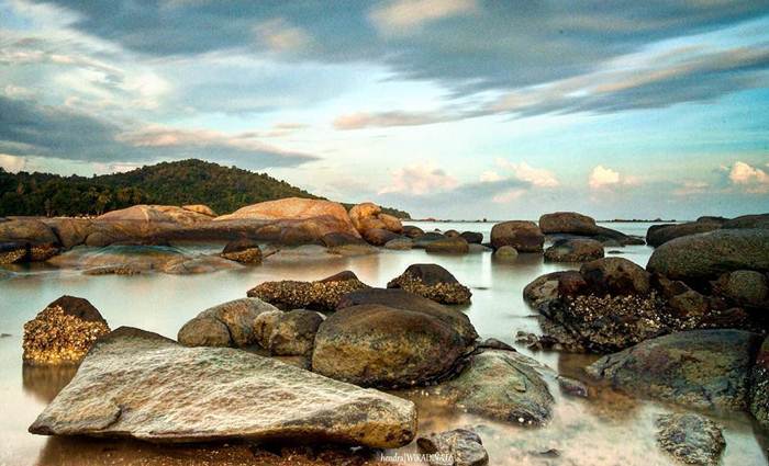 Pantai Batu Burung via IG @hwiradinata, 1. Pantai Kijing, 2. Tugu Khatulistiwa, 3. Museum Negeri Sejarah Budaya Khas, 4. Keraton Kadriah, 5. Rumah Bentang Radakng, 6. Masjid Jami’ Pontianak, 7. Kampung Wisata Kuantan, 8. Pantai Pasir Panjang, 9. Aloe Vera Center, 10. Paradise-Q Waterpark, 11. Taman Bukit Bougenville, 12. Makam Kesultanan Batulayang, 13. Taman Nasional Gunung Palung, 14. Lemukutan Island, 15. Pelabuhan Seng Hie, 16. Bukit Penjamur Bengkayang, 17. Hutan Kota Untan, 18. Taman Alun – Alun Kapuas, 19. Air Terjun Riam Merasap, 20. Kampung Beting, 21. Danau Biru Singkawang, 22. Pulau Randayan, 23. Pulau Temajuk, 24. Jembatan Kapuas, 25. Pantai Kura – Kura, 26. Pantai Batu Burung, 27. Pantai Sedau, 28. Sinka Island Park, 29. Danau Tadow Indah, 30. Air Terjun Eria, 31. Wisata Air Terjun Sibohe, 32. Cagar Alam Raya Pasi, 33. Bukit Rindu Alam, 34. Taman Gayung Bersambut, 35. Taman Cinta Pajintan, 36. Taman Batu Belimbing, 37. Tugu Digulis atau Tugu Bambu Runcing Pontianak, 38. Vihara Bodhisatva Karaniya Metta, 39. Kapuas River Cruise, 40. Masjid Raya Mujahidin, 41. Waterboom Gunung Poteng