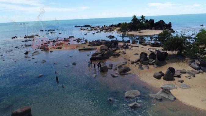 Pantai Batu Nenek via Tribunnews, 1. Pulau Selimpai, 2. Tugu Terigas Sambas, 3. Pantai Temajuk, 4. Pantai Kalang Bahu, 5. Makam Keramat Bantilan, 6. Monument Ketupat Berdarah, 7. Pantai Camar Wulan, 8. Pantai Bukit Raya Putri Serai, 9. Pantai Tanjung Batu, 10. Pantai Mauludin, 11. Tanjung Dato, 12. Sungai Sambas, 13. Pantai Tanjung Bendera, 14. Pantai Dungun Laut, 15. Taman Wisata Alam Gunung Asuansang, 16. Masjid Jami’ Keraton Sambas, 17. Jembatan Sambas, 18. Danau Sebedang, 19. Pantai Kampak Indah, 20. Pantai Putri Serayi, 21. Kebun Raya Sambas, 22. Pantai Selimpai, 23. Pantai Tanjung Kemuning, 24. Pantai Tanjung Datu, 25. Keraton Sambas, 26. Pantai Mutusan, 27. Pantai Sinam, 28. Vihara Bumi Raya Pemangkat, 29. Museum Negeri Perjuangan, 30. Taman Wisata Alam Gunung Melintang, 31. Air Terjun Berasap, 32. Pantai Polaria, 33. Air Terjun Riam Canggat, 34. Istana Alwatzikoebillah, 35. Gereja Katolik Kristus Raja Paroki Sambas, 36. Taman Wisata Alam Tanjung Belimbing, 37. Pantai Arum Medang, 38. Taman LUNGGI Sambas, 39. Danau Biru Selakau Timur, 40. Pantai Batu Nenek, 41. Air Terjun Riam Merasap, 42. Bukit Liteng, 43. Pos Lintas Batas Negara Aruk, 44. Goa Alam Santok
