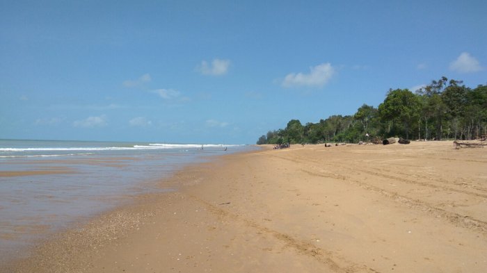 Pantai Kampak Indah via Tribunnews, 1. Pulau Selimpai, 2. Tugu Terigas Sambas, 3. Pantai Temajuk, 4. Pantai Kalang Bahu, 5. Makam Keramat Bantilan, 6. Monument Ketupat Berdarah, 7. Pantai Camar Wulan, 8. Pantai Bukit Raya Putri Serai, 9. Pantai Tanjung Batu, 10. Pantai Mauludin, 11. Tanjung Dato, 12. Sungai Sambas, 13. Pantai Tanjung Bendera, 14. Pantai Dungun Laut, 15. Taman Wisata Alam Gunung Asuansang, 16. Masjid Jami’ Keraton Sambas, 17. Jembatan Sambas, 18. Danau Sebedang, 19. Pantai Kampak Indah, 20. Pantai Putri Serayi, 21. Kebun Raya Sambas, 22. Pantai Selimpai, 23. Pantai Tanjung Kemuning, 24. Pantai Tanjung Datu, 25. Keraton Sambas, 26. Pantai Mutusan, 27. Pantai Sinam, 28. Vihara Bumi Raya Pemangkat, 29. Museum Negeri Perjuangan, 30. Taman Wisata Alam Gunung Melintang, 31. Air Terjun Berasap, 32. Pantai Polaria, 33. Air Terjun Riam Canggat, 34. Istana Alwatzikoebillah, 35. Gereja Katolik Kristus Raja Paroki Sambas, 36. Taman Wisata Alam Tanjung Belimbing, 37. Pantai Arum Medang, 38. Taman LUNGGI Sambas, 39. Danau Biru Selakau Timur, 40. Pantai Batu Nenek, 41. Air Terjun Riam Merasap, 42. Bukit Liteng, 43. Pos Lintas Batas Negara Aruk, 44. Goa Alam Santok