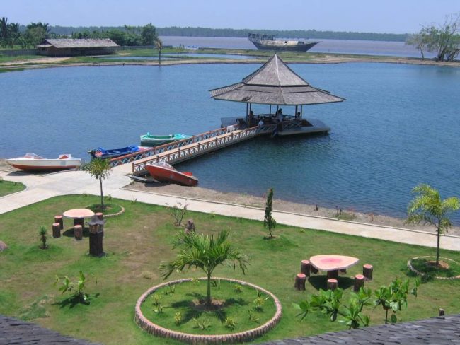 Pantai Jungkat, 1. Taman Mempawah, 2. Pantai Jungkat, 3. Mempawah Mangrove Park, 4. Sebukit Rama, 5. Wisata Nusantara, 6. Bukit Seliung, 7. Sungai Mempawah, 8. Pantai Paku Pulau Temajo, 9. Makam Habib Husein Al Qadri, 10. Pantai Ancol Penibung, 11. Wisata Air Terjun Sambora, 12. Polaria Tanjung Pagar, 13. Goa Alam Santok, 14. Istana Amantubillah, 15. Pantai Kijing, 16. Danau Hijau, 17. Bukit Peniraman, 18. Wisata Pemandian Di Kaki Bukit Anjongan, 19. Bukit Wangkang, 20. Makam Opu Daeng Manambon, 21. Pantai Tanjung Burung