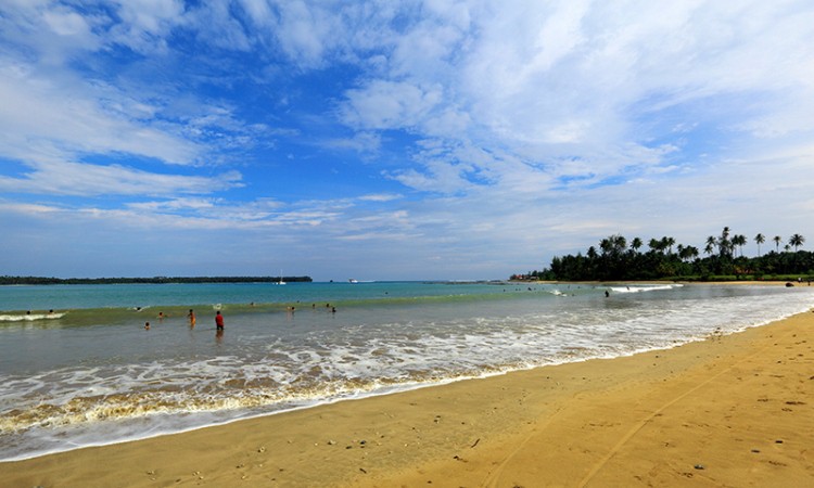 Pantai Lagundri via Pesona Travel, 1. Teluk Rusa, 2. Pantai Lagundri, 3. Kampung Pulau Tello, 4. Pulau Sibele, 5. Jembatan O’ou, 6. Pantai Merah, 7. Air Terjun Humogo, 8. Air Terjun Mondrowe, 9. Masjid Agung Ar-Rahman, 10. Taman Doa Bunda Maria, 11. Pantai Hilitasaro Toma, 12. Pantai Ladeha, 13. Pantai Moale   , 14. Pantai Rockstar, 15. Pasir Putih Pulau Impian, 16. Taman Ya’ahowu, 17. Pantai Baloho, 18. Kepulauan Batu, 19. Gua Fetalasa