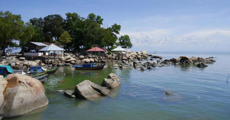 Pantai Samudera Indah Foto Istimewa, 1. Pantai Samudera Indah, 2. Pulau Randayan, 3. Bukit Jamur, 4. Air Terjun Riam Merasap, 5. Miniland Batu Payung, 6. Goa Romo, 7. Hutan Adat, 8. Air Terjun Riam Berawan, 9. Pulau Lemukutan, 10. Air Terjun Riam Susok, 11. Riam Madi, 12. Riam Pelayo, 13. Riam Mubek, 14. Riam Baro, 15. Riam Erang, 16. Riam Pain’t Batah, 17. Riam Marum, 18. Riam Bangaram, 19. Riam Jugan, 20. Riam Mangkamang, 21. Riam Sangadum, 22. Air Terjun Seraung, 23. Air Panas (Spax), 24. Danau Taipi, 25. Riam Surut, 26. Air Terjun Riam Sejajah, 27. Riam Panggar, 28. Riam Mangoi, 29. Wisata Riam Manajur, 30. Riam Guntur, 31. Riam Budi, 32. Riam Benian, 33. Riam Belangin atau Kuweg, 34. Riam Batu Timah, 35. Riam Batu Susun, 36. Riam Batapsa, 37. Riam Ampang, 38. Air Terjun Riam Banyis, 39. Air Terjun Wong Prawan, 40. Air Terjun Saray Brunyau, 41. Pantai Gosong, 42. Bukit Sepancong, 43. Gunung Bawang