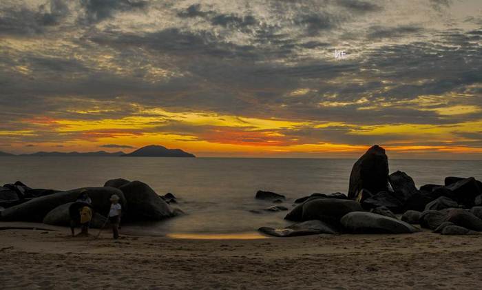 Pantai Pasir Panjang via IG @hermanto626, 1. Pantai Kijing, 2. Tugu Khatulistiwa, 3. Museum Negeri Sejarah Budaya Khas, 4. Keraton Kadriah, 5. Rumah Bentang Radakng, 6. Masjid Jami’ Pontianak, 7. Kampung Wisata Kuantan, 8. Pantai Pasir Panjang, 9. Aloe Vera Center, 10. Paradise-Q Waterpark, 11. Taman Bukit Bougenville, 12. Makam Kesultanan Batulayang, 13. Taman Nasional Gunung Palung, 14. Lemukutan Island, 15. Pelabuhan Seng Hie, 16. Bukit Penjamur Bengkayang, 17. Hutan Kota Untan, 18. Taman Alun – Alun Kapuas, 19. Air Terjun Riam Merasap, 20. Kampung Beting, 21. Danau Biru Singkawang, 22. Pulau Randayan, 23. Pulau Temajuk, 24. Jembatan Kapuas, 25. Pantai Kura – Kura, 26. Pantai Batu Burung, 27. Pantai Sedau, 28. Sinka Island Park, 29. Danau Tadow Indah, 30. Air Terjun Eria, 31. Wisata Air Terjun Sibohe, 32. Cagar Alam Raya Pasi, 33. Bukit Rindu Alam, 34. Taman Gayung Bersambut, 35. Taman Cinta Pajintan, 36. Taman Batu Belimbing, 37. Tugu Digulis atau Tugu Bambu Runcing Pontianak, 38. Vihara Bodhisatva Karaniya Metta, 39. Kapuas River Cruise, 40. Masjid Raya Mujahidin, 41. Waterboom Gunung Poteng