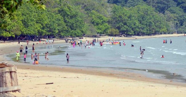 Pantai Pulau Datok via Wartakayongnews.blogspotcom - Tempat Wisata Di Kayong Utara, 1. Pantai Pasir Mayang, 2. Bukit Begentar, 3. Bukit Mendale, 4. Taman Wisata Mangrove Sukadana, 5. Pulau Maya Karimata, 6. Pulau Kepayang, 7. Pantai Tambak Rawang, 8. Bukit Bulan, 9. Pulau Serutu, 10. Makam Gusti Panji, 11. Pulau Pelapis, 12. Kepulauan Karimata, 13. Pantai Batu Teritip, 14. Mesjid Oesman Al Khair, 15. Batu Cap, 16. Makam Raja Tengku Akil, 17. Sungai Betok, 18. Taman Nasional Gunung Palung, 19. Pantai Pulau Datok, 20. Air Pauh, 21. Air Terjun Bidadari, 22. Gunung Cabang, 23. Pantai Tanjuru, 24. Air Terjun Lubuk Baji, 25. Air Terjun Batu Pahat