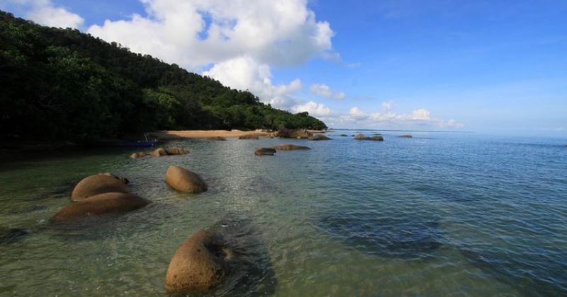 Pantai Tanjung Datu via Kompas, 1. Pulau Selimpai, 2. Tugu Terigas Sambas, 3. Pantai Temajuk, 4. Pantai Kalang Bahu, 5. Makam Keramat Bantilan, 6. Monument Ketupat Berdarah, 7. Pantai Camar Wulan, 8. Pantai Bukit Raya Putri Serai, 9. Pantai Tanjung Batu, 10. Pantai Mauludin, 11. Tanjung Dato, 12. Sungai Sambas, 13. Pantai Tanjung Bendera, 14. Pantai Dungun Laut, 15. Taman Wisata Alam Gunung Asuansang, 16. Masjid Jami’ Keraton Sambas, 17. Jembatan Sambas, 18. Danau Sebedang, 19. Pantai Kampak Indah, 20. Pantai Putri Serayi, 21. Kebun Raya Sambas, 22. Pantai Selimpai, 23. Pantai Tanjung Kemuning, 24. Pantai Tanjung Datu, 25. Keraton Sambas, 26. Pantai Mutusan, 27. Pantai Sinam, 28. Vihara Bumi Raya Pemangkat, 29. Museum Negeri Perjuangan, 30. Taman Wisata Alam Gunung Melintang, 31. Air Terjun Berasap, 32. Pantai Polaria, 33. Air Terjun Riam Canggat, 34. Istana Alwatzikoebillah, 35. Gereja Katolik Kristus Raja Paroki Sambas, 36. Taman Wisata Alam Tanjung Belimbing, 37. Pantai Arum Medang, 38. Taman LUNGGI Sambas, 39. Danau Biru Selakau Timur, 40. Pantai Batu Nenek, 41. Air Terjun Riam Merasap, 42. Bukit Liteng, 43. Pos Lintas Batas Negara Aruk, 44. Goa Alam Santok