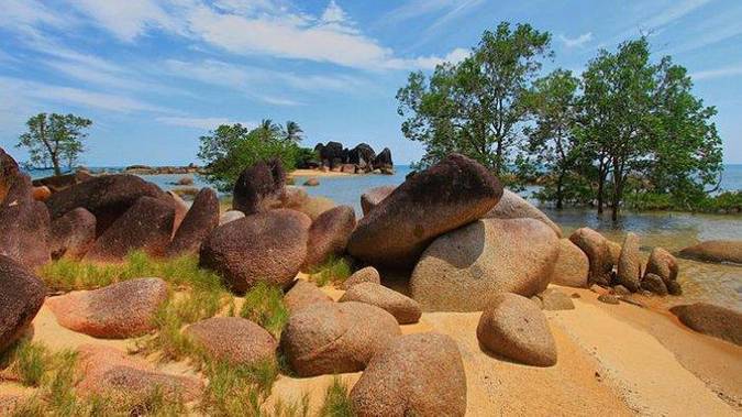 Pantai Temajuk via Tribunnews, 1. Pulau Selimpai, 2. Tugu Terigas Sambas, 3. Pantai Temajuk, 4. Pantai Kalang Bahu, 5. Makam Keramat Bantilan, 6. Monument Ketupat Berdarah, 7. Pantai Camar Wulan, 8. Pantai Bukit Raya Putri Serai, 9. Pantai Tanjung Batu, 10. Pantai Mauludin, 11. Tanjung Dato, 12. Sungai Sambas, 13. Pantai Tanjung Bendera, 14. Pantai Dungun Laut, 15. Taman Wisata Alam Gunung Asuansang, 16. Masjid Jami’ Keraton Sambas, 17. Jembatan Sambas, 18. Danau Sebedang, 19. Pantai Kampak Indah, 20. Pantai Putri Serayi, 21. Kebun Raya Sambas, 22. Pantai Selimpai, 23. Pantai Tanjung Kemuning, 24. Pantai Tanjung Datu, 25. Keraton Sambas, 26. Pantai Mutusan, 27. Pantai Sinam, 28. Vihara Bumi Raya Pemangkat, 29. Museum Negeri Perjuangan, 30. Taman Wisata Alam Gunung Melintang, 31. Air Terjun Berasap, 32. Pantai Polaria, 33. Air Terjun Riam Canggat, 34. Istana Alwatzikoebillah, 35. Gereja Katolik Kristus Raja Paroki Sambas, 36. Taman Wisata Alam Tanjung Belimbing, 37. Pantai Arum Medang, 38. Taman LUNGGI Sambas, 39. Danau Biru Selakau Timur, 40. Pantai Batu Nenek, 41. Air Terjun Riam Merasap, 42. Bukit Liteng, 43. Pos Lintas Batas Negara Aruk, 44. Goa Alam Santok