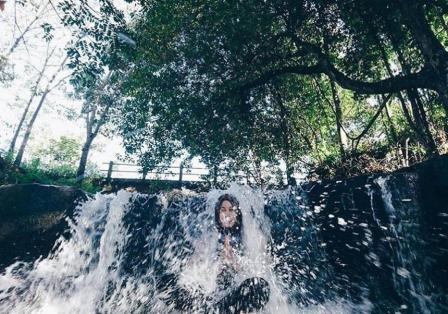 Pemandian KM 10, 1. Air Terjun Entoba, 2. Sungai Desa Nyanggai, 3. Air Terjun Gurung Melawi, 4. Pemandian KM 10, 5. Danau Lobur, 6. Jembatan Gantung Desa Nanga Menunuk, 7. Sungai Belaban, 8. Air Terjun Nibung, 9. Sungai Pinoh, 10. Embung Bemban, 11. Danau Biru Melawi, 12. Air Terjun Sahai Penahan, 13. Taman Nasional Bukit Raya Bukit Baka, 14. Riam Sengiang, 15. Batu Licin, 16. Sungai Melaw, 17. Bukit Matok, 18. Tugu Republik Indonesia Serikat, 19. Bukit Lintang, 20. Tugu Juang, 21. Air Terjun Sahai Apat, 22. Bukit Saran, 23. Sungai Desa Tiong Keranjik, 24. Padang Rumput Desa Sidomulyo, 25. Air Terjun Sahai Sawit, 26. Air Terjun Sahai Pelangkah, 27. Air Terjun Desa Ella Hulu, 28. Kolam Stadion Olahraga, 29. Yayasan Mawar, 30. Bukit Desa Nanga Siyai, 31. Bukit Desa Domet Permai, 32. Bukit Batu Menangis, 33. Air Terjun Kumpang Arang, 34. Gunung Kelam, 35. Air Terjun Siling Lubang Kuter, 36. Sungai Kayan