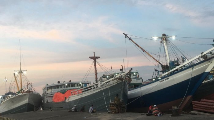 Pelabuhan Seng Hie via Tribunnews, 1. Pantai Kijing, 2. Tugu Khatulistiwa, 3. Museum Negeri Sejarah Budaya Khas, 4. Keraton Kadriah, 5. Rumah Bentang Radakng, 6. Masjid Jami’ Pontianak, 7. Kampung Wisata Kuantan, 8. Pantai Pasir Panjang, 9. Aloe Vera Center, 10. Paradise-Q Waterpark, 11. Taman Bukit Bougenville, 12. Makam Kesultanan Batulayang, 13. Taman Nasional Gunung Palung, 14. Lemukutan Island, 15. Pelabuhan Seng Hie, 16. Bukit Penjamur Bengkayang, 17. Hutan Kota Untan, 18. Taman Alun – Alun Kapuas, 19. Air Terjun Riam Merasap, 20. Kampung Beting, 21. Danau Biru Singkawang, 22. Pulau Randayan, 23. Pulau Temajuk, 24. Jembatan Kapuas, 25. Pantai Kura – Kura, 26. Pantai Batu Burung, 27. Pantai Sedau, 28. Sinka Island Park, 29. Danau Tadow Indah, 30. Air Terjun Eria, 31. Wisata Air Terjun Sibohe, 32. Cagar Alam Raya Pasi, 33. Bukit Rindu Alam, 34. Taman Gayung Bersambut, 35. Taman Cinta Pajintan, 36. Taman Batu Belimbing, 37. Tugu Digulis atau Tugu Bambu Runcing Pontianak, 38. Vihara Bodhisatva Karaniya Metta, 39. Kapuas River Cruise, 40. Masjid Raya Mujahidin, 41. Waterboom Gunung Poteng
