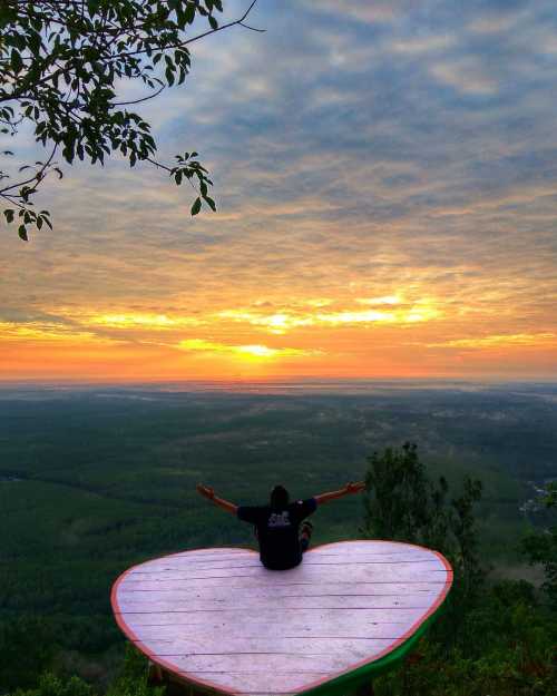 Puncak Hoza via IG@om_dhanii, 1. Tugu Juang 45 Lobusona, 2. Air Terjun Linggahara, 3. Bukit Hijau Permai, 4. Waterboom Aek Janji, 5. Pulau Sikantan, 6. Sapadia Bombara Waterpark, 7. Air Terjun Sirao – Rao, 8. Bumi Perkemahan Alam Bandar, 9. Pantai Kahona, 10. Luppatan Tali – Tali, 11. Air Terjun Lama Rantau Prapat, 12. Tugu Simpang Empat, 13. Wisata Alam Aek Buru, 14. Puncak Hoza, 15. Tugu Simpang Enam