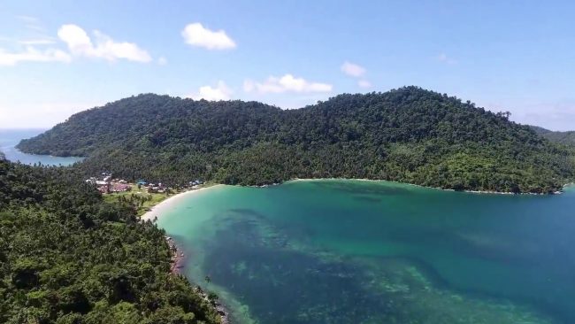 Pulau Pelapis, 1. Pantai Pasir Mayang, 2. Bukit Begentar, 3. Bukit Mendale, 4. Taman Wisata Mangrove Sukadana, 5. Pulau Maya Karimata, 6. Pulau Kepayang, 7. Pantai Tambak Rawang, 8. Bukit Bulan, 9. Pulau Serutu, 10. Makam Gusti Panji, 11. Pulau Pelapis, 12. Kepulauan Karimata, 13. Pantai Batu Teritip, 14. Mesjid Oesman Al Khair, 15. Batu Cap, 16. Makam Raja Tengku Akil, 17. Sungai Betok, 18. Taman Nasional Gunung Palung, 19. Pantai Pulau Datok, 20. Air Pauh, 21. Air Terjun Bidadari, 22. Gunung Cabang, 23. Pantai Tanjuru, 24. Air Terjun Lubuk Baji, 25. Air Terjun Batu Pahat