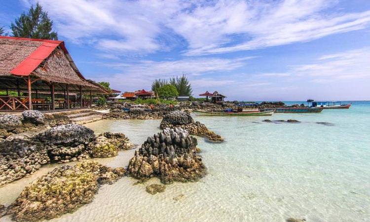 Pulau Sibele, 1. Pantai Toyolaya, 2. Pulau Wunga Laguna, 3. Pantai Tureloto, 4. Pantai Gawu Soyo, 5. Pulau Asu, 6. Pantai Sorake, 7. Desa Adat Bawomataluo, 8. Desa Wisata Orahili, 9. Museum Pusaka Suku Nias, 10. Air Terjun Humogo, 11. Kepulauan Hinako, 12. Pantai Karang Falaete, 13. Air Terjun Mondrowe, 14. Pantai Sifahandro, 15. Pulau Tello, 16. Pulau Sibele, 17. Taman Doa Bunda Maria, 18. Teluk Bengkuang, 19. Pantai Asi Walo, 20. Pasir Putih Pulau Impian, 21. Masjid Agung Ar-Rahman, 22. Teluk Rusa, 23. Pantai Hilisataro Toma, 24. Jembatan O,ou, 25. Pantai Siabang