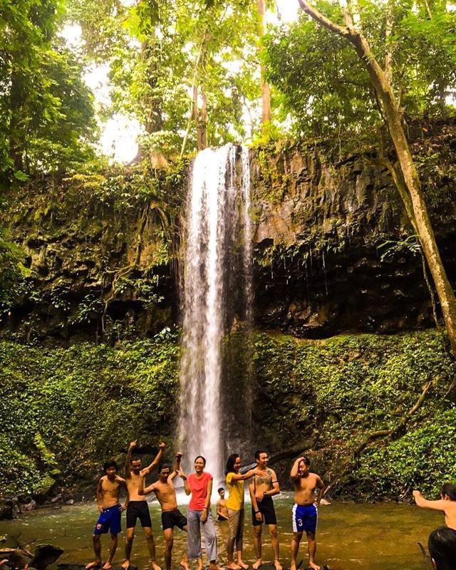 Riam Mangoi via IG, 1. Pantai Samudera Indah, 2. Pulau Randayan, 3. Bukit Jamur, 4. Air Terjun Riam Merasap, 5. Miniland Batu Payung, 6. Goa Romo, 7. Hutan Adat, 8. Air Terjun Riam Berawan, 9. Pulau Lemukutan, 10. Air Terjun Riam Susok, 11. Riam Madi, 12. Riam Pelayo, 13. Riam Mubek, 14. Riam Baro, 15. Riam Erang, 16. Riam Pain’t Batah, 17. Riam Marum, 18. Riam Bangaram, 19. Riam Jugan, 20. Riam Mangkamang, 21. Riam Sangadum, 22. Air Terjun Seraung, 23. Air Panas (Spax), 24. Danau Taipi, 25. Riam Surut, 26. Air Terjun Riam Sejajah, 27. Riam Panggar, 28. Riam Mangoi, 29. Wisata Riam Manajur, 30. Riam Guntur, 31. Riam Budi, 32. Riam Benian, 33. Riam Belangin atau Kuweg, 34. Riam Batu Timah, 35. Riam Batu Susun, 36. Riam Batapsa, 37. Riam Ampang, 38. Air Terjun Riam Banyis, 39. Air Terjun Wong Prawan, 40. Air Terjun Saray Brunyau, 41. Pantai Gosong, 42. Bukit Sepancong, 43. Gunung Bawang