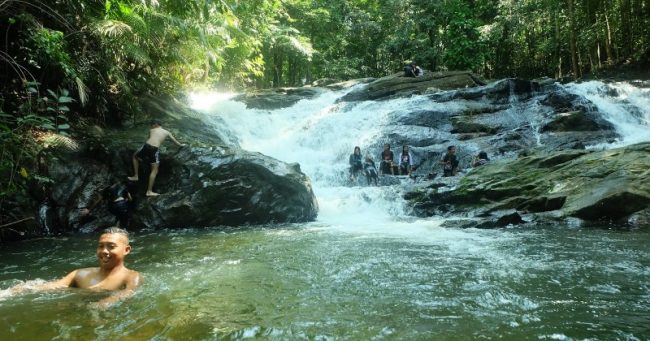 Riam Angan Tembawang via Gumayverby.blogspotcom, 1. Air Terjun Rombo Katio, 2. Air Terjun Melanggar, 3. Goa Tangandu, 4. Air Terjun Riam Dait, 5. Air Terjun Terinting, 6. Air Terjun Selanei, 7. Air Terjun Engkanan, 8. Air Terjun Riam Bedawan, 9. Air Terjun Riam Solakng, 10. Air Terjun Angkabang, 11. Makam Raja Landak, 12. Air Terjun Sahai Sebelas, 13. Bukit Terinting, 14. Air Terjun Tikalong, 15. Bukit Batu Pakumbang, 16. Riam Angan Tembawang, 17. Air Terjun Banangar, 18. Makam Juang Mandor, 19. Keraton Ismahayana, 20. Masjid Djami, 21. Air Terjun Rombo Pangaak, 22. Air Terjun Riam Jambu, 23. Goa Sanyan, 24. Rumah Betang Saham, 25. Wisata Gunung Seha, 26. Bukit Laur, 27. Bukit Batu Pakumbang, 28. Wisata Air Terjun Setagung, 29. Rombo Terintik, 30. Rombo Semabak, 31. Riam Bedawan, 32. Air Terjun Ringin, 33. Air Terjun Ampar Jawa