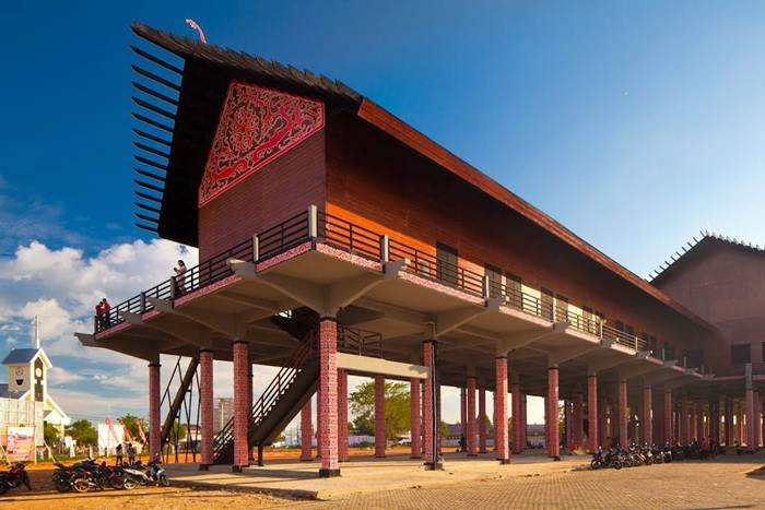 Rumah Bentang Radakng via Homestaypontianak.wordpresscom, 1. Pantai Kijing, 2. Tugu Khatulistiwa, 3. Museum Negeri Sejarah Budaya Khas, 4. Keraton Kadriah, 5. Rumah Bentang Radakng, 6. Masjid Jami’ Pontianak, 7. Kampung Wisata Kuantan, 8. Pantai Pasir Panjang, 9. Aloe Vera Center, 10. Paradise-Q Waterpark, 11. Taman Bukit Bougenville, 12. Makam Kesultanan Batulayang, 13. Taman Nasional Gunung Palung, 14. Lemukutan Island, 15. Pelabuhan Seng Hie, 16. Bukit Penjamur Bengkayang, 17. Hutan Kota Untan, 18. Taman Alun – Alun Kapuas, 19. Air Terjun Riam Merasap, 20. Kampung Beting, 21. Danau Biru Singkawang, 22. Pulau Randayan, 23. Pulau Temajuk, 24. Jembatan Kapuas, 25. Pantai Kura – Kura, 26. Pantai Batu Burung, 27. Pantai Sedau, 28. Sinka Island Park, 29. Danau Tadow Indah, 30. Air Terjun Eria, 31. Wisata Air Terjun Sibohe, 32. Cagar Alam Raya Pasi, 33. Bukit Rindu Alam, 34. Taman Gayung Bersambut, 35. Taman Cinta Pajintan, 36. Taman Batu Belimbing, 37. Tugu Digulis atau Tugu Bambu Runcing Pontianak, 38. Vihara Bodhisatva Karaniya Metta, 39. Kapuas River Cruise, 40. Masjid Raya Mujahidin, 41. Waterboom Gunung Poteng