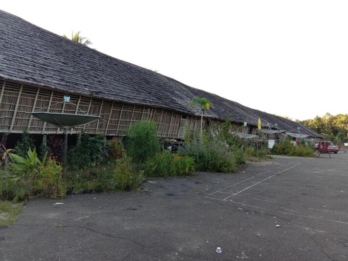 Rumah Betang Ensaid Panjang, 1. Air Terjun Lepung Iring, 2. Taman Nasional Bukit Baka, 3. Hutan Wisata Baning, 4. Museum Kapuas Raya, 5. Istana Al Mukarramah, 6. Nohkan Tolangit, 7. Danau Jemelak, 8. Panorama Kedah Tempunak, 9. Rumah Betang Ensaid Panjang, 10. Wisata Gunung Kelam, 11. Danau Gucci, 12. Air Terjun Nokan Nayan, 13. Wisata Rohani Bukit Kelam, 14. Galeri Motor Bandong, 15. Wisata Sawah Adau Kelam, 16. Masjid Jami Sultan Nata, 17. Museum Dara Juanti, 18. Makam Aji Melayu Sepauk atau Makam pangeran Kuning, 19. Situs Sejarah Batu Dara Muning, 20. Batu Lingga Yoni dan Batu Nandi, 21. Gereja Katedral Sintang, 22. Tugu Pancasila Kota Sintang, 23. Taman Alun – alun Kapuas, 24. Serantung Water Park, 25. Rumah Kapal, 26. Tugu Bank Indonesia
