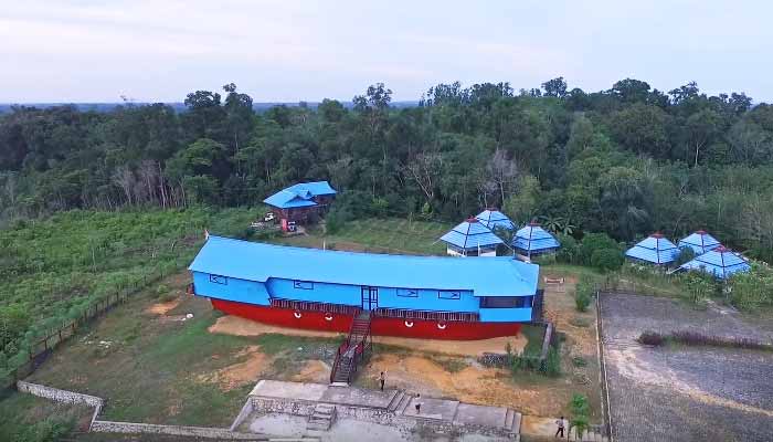 Rumah Kapal, 1. Air Terjun Lepung Iring, 2. Taman Nasional Bukit Baka, 3. Hutan Wisata Baning, 4. Museum Kapuas Raya, 5. Istana Al Mukarramah, 6. Nohkan Tolangit, 7. Danau Jemelak, 8. Panorama Kedah Tempunak, 9. Rumah Betang Ensaid Panjang, 10. Wisata Gunung Kelam, 11. Danau Gucci, 12. Air Terjun Nokan Nayan, 13. Wisata Rohani Bukit Kelam, 14. Galeri Motor Bandong, 15. Wisata Sawah Adau Kelam, 16. Masjid Jami Sultan Nata, 17. Museum Dara Juanti, 18. Makam Aji Melayu Sepauk atau Makam pangeran Kuning, 19. Situs Sejarah Batu Dara Muning, 20. Batu Lingga Yoni dan Batu Nandi, 21. Gereja Katedral Sintang, 22. Tugu Pancasila Kota Sintang, 23. Taman Alun – alun Kapuas, 24. Serantung Water Park, 25. Rumah Kapal, 26. Tugu Bank Indonesia