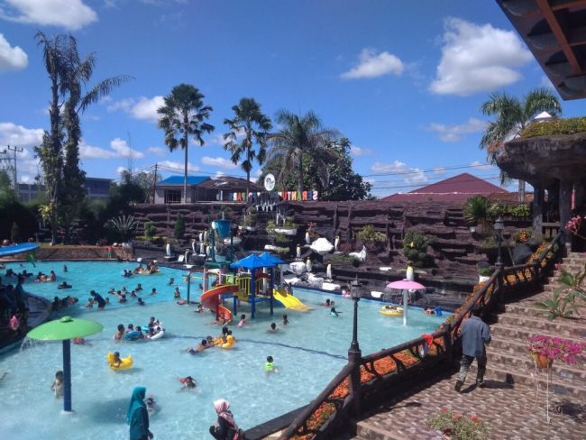 Serantung Water Park, 1. Air Terjun Lepung Iring, 2. Taman Nasional Bukit Baka, 3. Hutan Wisata Baning, 4. Museum Kapuas Raya, 5. Istana Al Mukarramah, 6. Nohkan Tolangit, 7. Danau Jemelak, 8. Panorama Kedah Tempunak, 9. Rumah Betang Ensaid Panjang, 10. Wisata Gunung Kelam, 11. Danau Gucci, 12. Air Terjun Nokan Nayan, 13. Wisata Rohani Bukit Kelam, 14. Galeri Motor Bandong, 15. Wisata Sawah Adau Kelam, 16. Masjid Jami Sultan Nata, 17. Museum Dara Juanti, 18. Makam Aji Melayu Sepauk atau Makam pangeran Kuning, 19. Situs Sejarah Batu Dara Muning, 20. Batu Lingga Yoni dan Batu Nandi, 21. Gereja Katedral Sintang, 22. Tugu Pancasila Kota Sintang, 23. Taman Alun – alun Kapuas, 24. Serantung Water Park, 25. Rumah Kapal, 26. Tugu Bank Indonesia