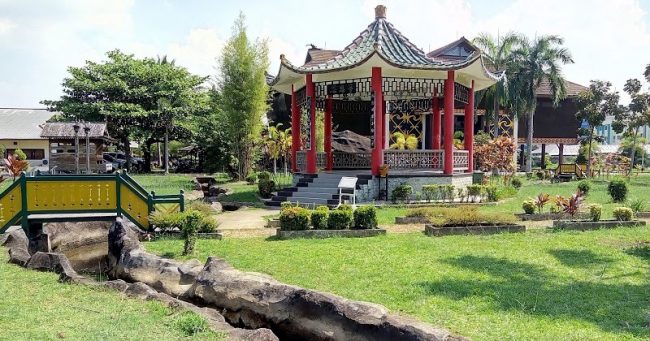 Situs Kerajaan Kubu via Trepelin, 1. Situs Kerajaan Kubu, 2. Gunung Ambawang, 3. Dermaga Batu Ampar, 4. Sungai Kapuas Rasau Jaya, 5. Alam Batu Gajah Kubu Raya, 6. Air Terjun Bidang Bahar, 7. Sungai Kakap, 8. Batu Masjid, 9. Pulau Randayan, 10. Taman Fantasi, 11. Desa Jawa Tengah, 12. Batu/Bukit Wangkang, 13. Waterpark Paradis Q, 14. Wisata Hutan Albasia, 15. Kelenteng Timbul, 16. Taman Agrowisata Rekadena, 17. Taman Fantasia, 18. Pantai Tengkuyung, 19. Tugu Ali Anyang, 20. Hutan Mangrove Batu Ampar, 21. Air Terjun Teluk Pakedai, 22. Rajati Flower Garden, 23. Wisata Balek Kampong, 24. Wisata Danau Ho’Ce