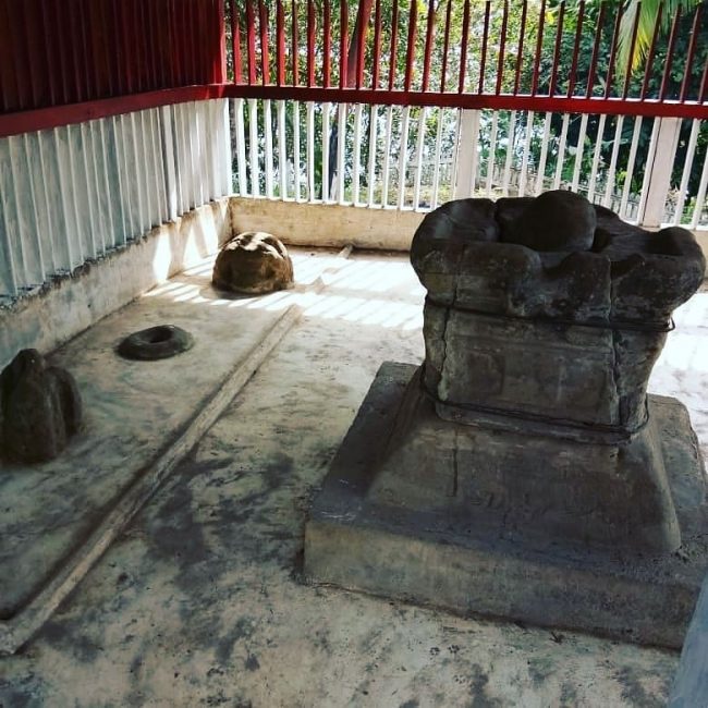 Situs Sejarah Batu Dara Muning via IG @beritasintang, 1. Air Terjun Lepung Iring, 2. Taman Nasional Bukit Baka, 3. Hutan Wisata Baning, 4. Museum Kapuas Raya, 5. Istana Al Mukarramah, 6. Nohkan Tolangit, 7. Danau Jemelak, 8. Panorama Kedah Tempunak, 9. Rumah Betang Ensaid Panjang, 10. Wisata Gunung Kelam, 11. Danau Gucci, 12. Air Terjun Nokan Nayan, 13. Wisata Rohani Bukit Kelam, 14. Galeri Motor Bandong, 15. Wisata Sawah Adau Kelam, 16. Masjid Jami Sultan Nata, 17. Museum Dara Juanti, 18. Makam Aji Melayu Sepauk atau Makam pangeran Kuning, 19. Situs Sejarah Batu Dara Muning, 20. Batu Lingga Yoni dan Batu Nandi, 21. Gereja Katedral Sintang, 22. Tugu Pancasila Kota Sintang, 23. Taman Alun – alun Kapuas, 24. Serantung Water Park, 25. Rumah Kapal, 26. Tugu Bank Indonesia