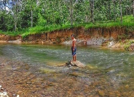Sungai Desa Tiong Keranjik, 1. Air Terjun Entoba, 2. Sungai Desa Nyanggai, 3. Air Terjun Gurung Melawi, 4. Pemandian KM 10, 5. Danau Lobur, 6. Jembatan Gantung Desa Nanga Menunuk, 7. Sungai Belaban, 8. Air Terjun Nibung, 9. Sungai Pinoh, 10. Embung Bemban, 11. Danau Biru Melawi, 12. Air Terjun Sahai Penahan, 13. Taman Nasional Bukit Raya Bukit Baka, 14. Riam Sengiang, 15. Batu Licin, 16. Sungai Melaw, 17. Bukit Matok, 18. Tugu Republik Indonesia Serikat, 19. Bukit Lintang, 20. Tugu Juang, 21. Air Terjun Sahai Apat, 22. Bukit Saran, 23. Sungai Desa Tiong Keranjik, 24. Padang Rumput Desa Sidomulyo, 25. Air Terjun Sahai Sawit, 26. Air Terjun Sahai Pelangkah, 27. Air Terjun Desa Ella Hulu, 28. Kolam Stadion Olahraga, 29. Yayasan Mawar, 30. Bukit Desa Nanga Siyai, 31. Bukit Desa Domet Permai, 32. Bukit Batu Menangis, 33. Air Terjun Kumpang Arang, 34. Gunung Kelam, 35. Air Terjun Siling Lubang Kuter, 36. Sungai Kayan