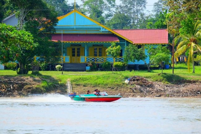 Sungai Kayan via IG @idatdandiyantftb, 1. Air Terjun Entoba, 2. Sungai Desa Nyanggai, 3. Air Terjun Gurung Melawi, 4. Pemandian KM 10, 5. Danau Lobur, 6. Jembatan Gantung Desa Nanga Menunuk, 7. Sungai Belaban, 8. Air Terjun Nibung, 9. Sungai Pinoh, 10. Embung Bemban, 11. Danau Biru Melawi, 12. Air Terjun Sahai Penahan, 13. Taman Nasional Bukit Raya Bukit Baka, 14. Riam Sengiang, 15. Batu Licin, 16. Sungai Melaw, 17. Bukit Matok, 18. Tugu Republik Indonesia Serikat, 19. Bukit Lintang, 20. Tugu Juang, 21. Air Terjun Sahai Apat, 22. Bukit Saran, 23. Sungai Desa Tiong Keranjik, 24. Padang Rumput Desa Sidomulyo, 25. Air Terjun Sahai Sawit, 26. Air Terjun Sahai Pelangkah, 27. Air Terjun Desa Ella Hulu, 28. Kolam Stadion Olahraga, 29. Yayasan Mawar, 30. Bukit Desa Nanga Siyai, 31. Bukit Desa Domet Permai, 32. Bukit Batu Menangis, 33. Air Terjun Kumpang Arang, 34. Gunung Kelam, 35. Air Terjun Siling Lubang Kuter, 36. Sungai Kayan