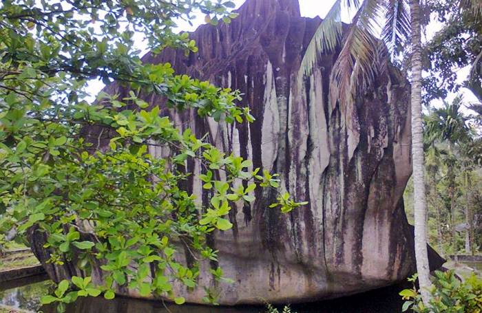 Taman Batu Belimbing via Pesonasingkawang, 1. Pantai Kijing, 2. Tugu Khatulistiwa, 3. Museum Negeri Sejarah Budaya Khas, 4. Keraton Kadriah, 5. Rumah Bentang Radakng, 6. Masjid Jami’ Pontianak, 7. Kampung Wisata Kuantan, 8. Pantai Pasir Panjang, 9. Aloe Vera Center, 10. Paradise-Q Waterpark, 11. Taman Bukit Bougenville, 12. Makam Kesultanan Batulayang, 13. Taman Nasional Gunung Palung, 14. Lemukutan Island, 15. Pelabuhan Seng Hie, 16. Bukit Penjamur Bengkayang, 17. Hutan Kota Untan, 18. Taman Alun – Alun Kapuas, 19. Air Terjun Riam Merasap, 20. Kampung Beting, 21. Danau Biru Singkawang, 22. Pulau Randayan, 23. Pulau Temajuk, 24. Jembatan Kapuas, 25. Pantai Kura – Kura, 26. Pantai Batu Burung, 27. Pantai Sedau, 28. Sinka Island Park, 29. Danau Tadow Indah, 30. Air Terjun Eria, 31. Wisata Air Terjun Sibohe, 32. Cagar Alam Raya Pasi, 33. Bukit Rindu Alam, 34. Taman Gayung Bersambut, 35. Taman Cinta Pajintan, 36. Taman Batu Belimbing, 37. Tugu Digulis atau Tugu Bambu Runcing Pontianak, 38. Vihara Bodhisatva Karaniya Metta, 39. Kapuas River Cruise, 40. Masjid Raya Mujahidin, 41. Waterboom Gunung Poteng