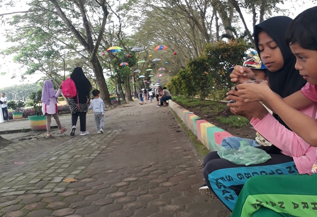 Taman Hutan Kota Kisaran via Lintangnews, 1. Masjid Agung Ahmad Bakrie Kisaran, 2. Air Terjun Ponot, 3. Alun – alun Rambate Raya Kisaran, 4. Taman Hutan Kota Kisaran, 5. Air Terjun Turbo (Turunan Bolon), 6. Paccur Napitu, 7. Air Terjun Jambuara Indah, 8. Arung Jeram Sungai Asahan, 9. Ragil Waterboom Kisaran, 10. Wisata Alam Goa Simanik – Manik, 11. Wisata Air Terjun Simanik – Manik, 12. Pantai Simallo, 13. Bendungan Sigura – Gura, 14. Jembatan Gantung Bedeng, 15. Jembatan Air Hitam, 16. Air Terjun Sampuran Harimau, 17. Danau Teratai Tinggi Raja, 18. Air Terjun Unong Sisapa, 19. Air Terjun Simonang Monang, 20. Air Terjun Boru Silalahi, 21. Wisata Kelapa Gading, 22. Air Terjun Alam Tani, 23. Puncak Galau, 24. Pelabuhan Bagan, 25. Museum Asahan