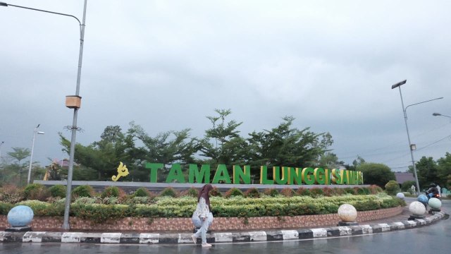 Taman LUNGGI Sambas Foto Hi Pontianak, 1. Pulau Selimpai, 2. Tugu Terigas Sambas, 3. Pantai Temajuk, 4. Pantai Kalang Bahu, 5. Makam Keramat Bantilan, 6. Monument Ketupat Berdarah, 7. Pantai Camar Wulan, 8. Pantai Bukit Raya Putri Serai, 9. Pantai Tanjung Batu, 10. Pantai Mauludin, 11. Tanjung Dato, 12. Sungai Sambas, 13. Pantai Tanjung Bendera, 14. Pantai Dungun Laut, 15. Taman Wisata Alam Gunung Asuansang, 16. Masjid Jami’ Keraton Sambas, 17. Jembatan Sambas, 18. Danau Sebedang, 19. Pantai Kampak Indah, 20. Pantai Putri Serayi, 21. Kebun Raya Sambas, 22. Pantai Selimpai, 23. Pantai Tanjung Kemuning, 24. Pantai Tanjung Datu, 25. Keraton Sambas, 26. Pantai Mutusan, 27. Pantai Sinam, 28. Vihara Bumi Raya Pemangkat, 29. Museum Negeri Perjuangan, 30. Taman Wisata Alam Gunung Melintang, 31. Air Terjun Berasap, 32. Pantai Polaria, 33. Air Terjun Riam Canggat, 34. Istana Alwatzikoebillah, 35. Gereja Katolik Kristus Raja Paroki Sambas, 36. Taman Wisata Alam Tanjung Belimbing, 37. Pantai Arum Medang, 38. Taman LUNGGI Sambas, 39. Danau Biru Selakau Timur, 40. Pantai Batu Nenek, 41. Air Terjun Riam Merasap, 42. Bukit Liteng, 43. Pos Lintas Batas Negara Aruk, 44. Goa Alam Santok