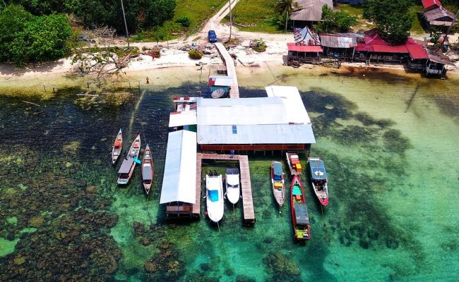 Teluk Bengkuang via IG @explore_pulau_nias, 1. Pantai Toyolaya, 2. Pulau Wunga Laguna, 3. Pantai Tureloto, 4. Pantai Gawu Soyo, 5. Pulau Asu, 6. Pantai Sorake, 7. Desa Adat Bawomataluo, 8. Desa Wisata Orahili, 9. Museum Pusaka Suku Nias, 10. Air Terjun Humogo, 11. Kepulauan Hinako, 12. Pantai Karang Falaete, 13. Air Terjun Mondrowe, 14. Pantai Sifahandro, 15. Pulau Tello, 16. Pulau Sibele, 17. Taman Doa Bunda Maria, 18. Teluk Bengkuang, 19. Pantai Asi Walo, 20. Pasir Putih Pulau Impian, 21. Masjid Agung Ar-Rahman, 22. Teluk Rusa, 23. Pantai Hilisataro Toma, 24. Jembatan O,ou, 25. Pantai Siabang