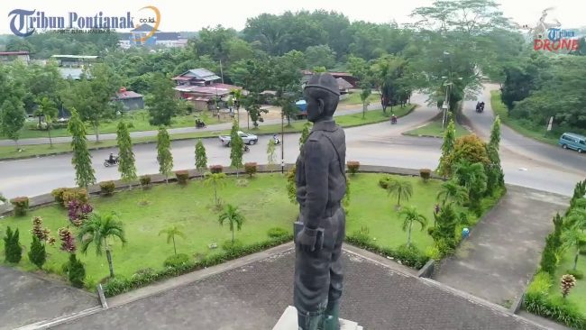 Tugu Ali Anyang via Tribunpontianak - Tempat Wisata Di Kubu Raya, 1. Situs Kerajaan Kubu, 2. Gunung Ambawang, 3. Dermaga Batu Ampar, 4. Sungai Kapuas Rasau Jaya, 5. Alam Batu Gajah Kubu Raya, 6. Air Terjun Bidang Bahar, 7. Sungai Kakap, 8. Batu Masjid, 9. Pulau Randayan, 10. Taman Fantasi, 11. Desa Jawa Tengah, 12. Batu/Bukit Wangkang, 13. Waterpark Paradis Q, 14. Wisata Hutan Albasia, 15. Kelenteng Timbul, 16. Taman Agrowisata Rekadena, 17. Taman Fantasia, 18. Pantai Tengkuyung, 19. Tugu Ali Anyang, 20. Hutan Mangrove Batu Ampar, 21. Air Terjun Teluk Pakedai, 22. Rajati Flower Garden, 23. Wisata Balek Kampong, 24. Wisata Danau Ho’Ce