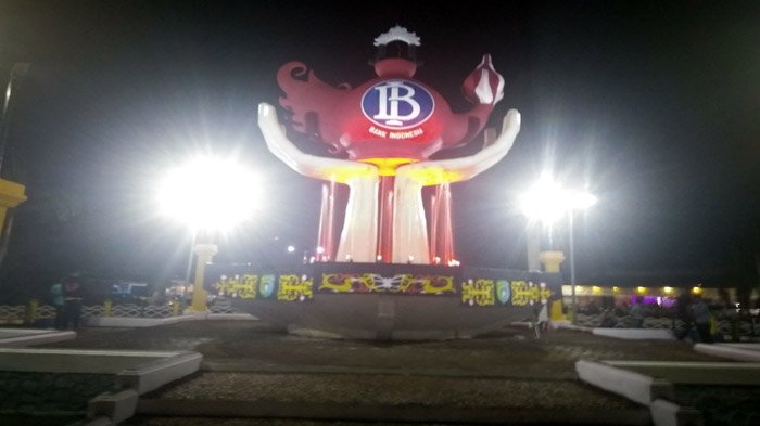 Tugu Bank Indonesia via Tribun Pontianak, 1. Air Terjun Lepung Iring, 2. Taman Nasional Bukit Baka, 3. Hutan Wisata Baning, 4. Museum Kapuas Raya, 5. Istana Al Mukarramah, 6. Nohkan Tolangit, 7. Danau Jemelak, 8. Panorama Kedah Tempunak, 9. Rumah Betang Ensaid Panjang, 10. Wisata Gunung Kelam, 11. Danau Gucci, 12. Air Terjun Nokan Nayan, 13. Wisata Rohani Bukit Kelam, 14. Galeri Motor Bandong, 15. Wisata Sawah Adau Kelam, 16. Masjid Jami Sultan Nata, 17. Museum Dara Juanti, 18. Makam Aji Melayu Sepauk atau Makam pangeran Kuning, 19. Situs Sejarah Batu Dara Muning, 20. Batu Lingga Yoni dan Batu Nandi, 21. Gereja Katedral Sintang, 22. Tugu Pancasila Kota Sintang, 23. Taman Alun – alun Kapuas, 24. Serantung Water Park, 25. Rumah Kapal, 26. Tugu Bank Indonesia