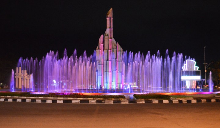 Tugu Digulis atau Tugu Bambu Runcing Pontianak via Diguliscom, 1. Pantai Kijing, 2. Tugu Khatulistiwa, 3. Museum Negeri Sejarah Budaya Khas, 4. Keraton Kadriah, 5. Rumah Bentang Radakng, 6. Masjid Jami’ Pontianak, 7. Kampung Wisata Kuantan, 8. Pantai Pasir Panjang, 9. Aloe Vera Center, 10. Paradise-Q Waterpark, 11. Taman Bukit Bougenville, 12. Makam Kesultanan Batulayang, 13. Taman Nasional Gunung Palung, 14. Lemukutan Island, 15. Pelabuhan Seng Hie, 16. Bukit Penjamur Bengkayang, 17. Hutan Kota Untan, 18. Taman Alun – Alun Kapuas, 19. Air Terjun Riam Merasap, 20. Kampung Beting, 21. Danau Biru Singkawang, 22. Pulau Randayan, 23. Pulau Temajuk, 24. Jembatan Kapuas, 25. Pantai Kura – Kura, 26. Pantai Batu Burung, 27. Pantai Sedau, 28. Sinka Island Park, 29. Danau Tadow Indah, 30. Air Terjun Eria, 31. Wisata Air Terjun Sibohe, 32. Cagar Alam Raya Pasi, 33. Bukit Rindu Alam, 34. Taman Gayung Bersambut, 35. Taman Cinta Pajintan, 36. Taman Batu Belimbing, 37. Tugu Digulis atau Tugu Bambu Runcing Pontianak, 38. Vihara Bodhisatva Karaniya Metta, 39. Kapuas River Cruise, 40. Masjid Raya Mujahidin, 41. Waterboom Gunung Poteng