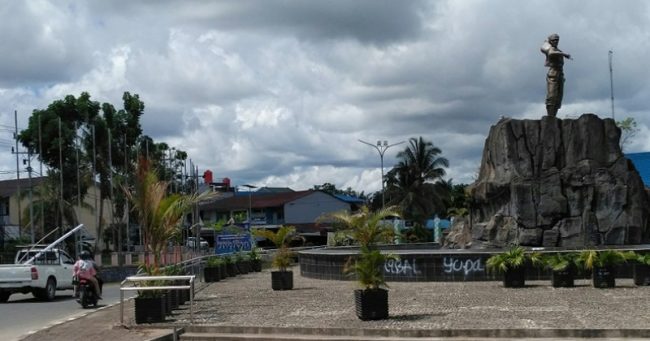 Tugu Juang via Suarapemredkalbar, 1. Air Terjun Entoba, 2. Sungai Desa Nyanggai, 3. Air Terjun Gurung Melawi, 4. Pemandian KM 10, 5. Danau Lobur, 6. Jembatan Gantung Desa Nanga Menunuk, 7. Sungai Belaban, 8. Air Terjun Nibung, 9. Sungai Pinoh, 10. Embung Bemban, 11. Danau Biru Melawi, 12. Air Terjun Sahai Penahan, 13. Taman Nasional Bukit Raya Bukit Baka, 14. Riam Sengiang, 15. Batu Licin, 16. Sungai Melaw, 17. Bukit Matok, 18. Tugu Republik Indonesia Serikat, 19. Bukit Lintang, 20. Tugu Juang, 21. Air Terjun Sahai Apat, 22. Bukit Saran, 23. Sungai Desa Tiong Keranjik, 24. Padang Rumput Desa Sidomulyo, 25. Air Terjun Sahai Sawit, 26. Air Terjun Sahai Pelangkah, 27. Air Terjun Desa Ella Hulu, 28. Kolam Stadion Olahraga, 29. Yayasan Mawar, 30. Bukit Desa Nanga Siyai, 31. Bukit Desa Domet Permai, 32. Bukit Batu Menangis, 33. Air Terjun Kumpang Arang, 34. Gunung Kelam, 35. Air Terjun Siling Lubang Kuter, 36. Sungai Kayan
