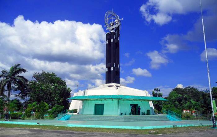 Tugu Khatulistiwa via Wisatapontianak, 1. Pantai Kijing, 2. Tugu Khatulistiwa, 3. Museum Negeri Sejarah Budaya Khas, 4. Keraton Kadriah, 5. Rumah Bentang Radakng, 6. Masjid Jami’ Pontianak, 7. Kampung Wisata Kuantan, 8. Pantai Pasir Panjang, 9. Aloe Vera Center, 10. Paradise-Q Waterpark, 11. Taman Bukit Bougenville, 12. Makam Kesultanan Batulayang, 13. Taman Nasional Gunung Palung, 14. Lemukutan Island, 15. Pelabuhan Seng Hie, 16. Bukit Penjamur Bengkayang, 17. Hutan Kota Untan, 18. Taman Alun – Alun Kapuas, 19. Air Terjun Riam Merasap, 20. Kampung Beting, 21. Danau Biru Singkawang, 22. Pulau Randayan, 23. Pulau Temajuk, 24. Jembatan Kapuas, 25. Pantai Kura – Kura, 26. Pantai Batu Burung, 27. Pantai Sedau, 28. Sinka Island Park, 29. Danau Tadow Indah, 30. Air Terjun Eria, 31. Wisata Air Terjun Sibohe, 32. Cagar Alam Raya Pasi, 33. Bukit Rindu Alam, 34. Taman Gayung Bersambut, 35. Taman Cinta Pajintan, 36. Taman Batu Belimbing, 37. Tugu Digulis atau Tugu Bambu Runcing Pontianak, 38. Vihara Bodhisatva Karaniya Metta, 39. Kapuas River Cruise, 40. Masjid Raya Mujahidin, 41. Waterboom Gunung Poteng