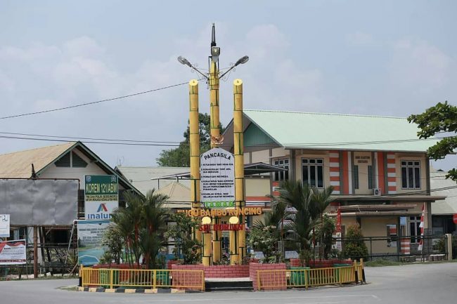 Tugu Pancasila via FB, 1. Air Terjun Lepung Iring, 2. Taman Nasional Bukit Baka, 3. Hutan Wisata Baning, 4. Museum Kapuas Raya, 5. Istana Al Mukarramah, 6. Nohkan Tolangit, 7. Danau Jemelak, 8. Panorama Kedah Tempunak, 9. Rumah Betang Ensaid Panjang, 10. Wisata Gunung Kelam, 11. Danau Gucci, 12. Air Terjun Nokan Nayan, 13. Wisata Rohani Bukit Kelam, 14. Galeri Motor Bandong, 15. Wisata Sawah Adau Kelam, 16. Masjid Jami Sultan Nata, 17. Museum Dara Juanti, 18. Makam Aji Melayu Sepauk atau Makam pangeran Kuning, 19. Situs Sejarah Batu Dara Muning, 20. Batu Lingga Yoni dan Batu Nandi, 21. Gereja Katedral Sintang, 22. Tugu Pancasila Kota Sintang, 23. Taman Alun – alun Kapuas, 24. Serantung Water Park, 25. Rumah Kapal, 26. Tugu Bank Indonesia