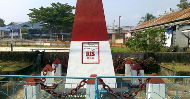 Tugu Republik Indonesia Serikat via Rezadidit138.blogspotcom, 1. Air Terjun Entoba, 2. Sungai Desa Nyanggai, 3. Air Terjun Gurung Melawi, 4. Pemandian KM 10, 5. Danau Lobur, 6. Jembatan Gantung Desa Nanga Menunuk, 7. Sungai Belaban, 8. Air Terjun Nibung, 9. Sungai Pinoh, 10. Embung Bemban, 11. Danau Biru Melawi, 12. Air Terjun Sahai Penahan, 13. Taman Nasional Bukit Raya Bukit Baka, 14. Riam Sengiang, 15. Batu Licin, 16. Sungai Melaw, 17. Bukit Matok, 18. Tugu Republik Indonesia Serikat, 19. Bukit Lintang, 20. Tugu Juang, 21. Air Terjun Sahai Apat, 22. Bukit Saran, 23. Sungai Desa Tiong Keranjik, 24. Padang Rumput Desa Sidomulyo, 25. Air Terjun Sahai Sawit, 26. Air Terjun Sahai Pelangkah, 27. Air Terjun Desa Ella Hulu, 28. Kolam Stadion Olahraga, 29. Yayasan Mawar, 30. Bukit Desa Nanga Siyai, 31. Bukit Desa Domet Permai, 32. Bukit Batu Menangis, 33. Air Terjun Kumpang Arang, 34. Gunung Kelam, 35. Air Terjun Siling Lubang Kuter, 36. Sungai Kayan