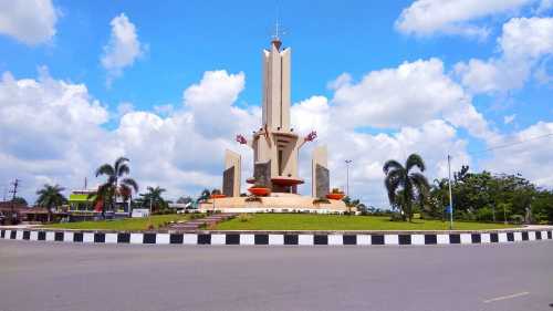 Tugu Simpang Empat via IG @aji_vwp, 1. Tugu Juang 45 Lobusona, 2. Air Terjun Linggahara, 3. Bukit Hijau Permai, 4. Waterboom Aek Janji, 5. Pulau Sikantan, 6. Sapadia Bombara Waterpark, 7. Air Terjun Sirao – Rao, 8. Bumi Perkemahan Alam Bandar, 9. Pantai Kahona, 10. Luppatan Tali – Tali, 11. Air Terjun Lama Rantau Prapat, 12. Tugu Simpang Empat, 13. Wisata Alam Aek Buru, 14. Puncak Hoza, 15. Tugu Simpang Enam