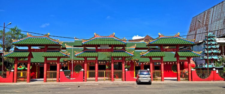 Vihara Bodhisatva Karaniya Metta vi Wiharaorg, 1. Pantai Kijing, 2. Tugu Khatulistiwa, 3. Museum Negeri Sejarah Budaya Khas, 4. Keraton Kadriah, 5. Rumah Bentang Radakng, 6. Masjid Jami’ Pontianak, 7. Kampung Wisata Kuantan, 8. Pantai Pasir Panjang, 9. Aloe Vera Center, 10. Paradise-Q Waterpark, 11. Taman Bukit Bougenville, 12. Makam Kesultanan Batulayang, 13. Taman Nasional Gunung Palung, 14. Lemukutan Island, 15. Pelabuhan Seng Hie, 16. Bukit Penjamur Bengkayang, 17. Hutan Kota Untan, 18. Taman Alun – Alun Kapuas, 19. Air Terjun Riam Merasap, 20. Kampung Beting, 21. Danau Biru Singkawang, 22. Pulau Randayan, 23. Pulau Temajuk, 24. Jembatan Kapuas, 25. Pantai Kura – Kura, 26. Pantai Batu Burung, 27. Pantai Sedau, 28. Sinka Island Park, 29. Danau Tadow Indah, 30. Air Terjun Eria, 31. Wisata Air Terjun Sibohe, 32. Cagar Alam Raya Pasi, 33. Bukit Rindu Alam, 34. Taman Gayung Bersambut, 35. Taman Cinta Pajintan, 36. Taman Batu Belimbing, 37. Tugu Digulis atau Tugu Bambu Runcing Pontianak, 38. Vihara Bodhisatva Karaniya Metta, 39. Kapuas River Cruise, 40. Masjid Raya Mujahidin, 41. Waterboom Gunung Poteng