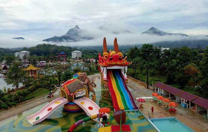 Waterboom Gunung Poteng via IG @christ_df, 1. Pantai Kijing, 2. Tugu Khatulistiwa, 3. Museum Negeri Sejarah Budaya Khas, 4. Keraton Kadriah, 5. Rumah Bentang Radakng, 6. Masjid Jami’ Pontianak, 7. Kampung Wisata Kuantan, 8. Pantai Pasir Panjang, 9. Aloe Vera Center, 10. Paradise-Q Waterpark, 11. Taman Bukit Bougenville, 12. Makam Kesultanan Batulayang, 13. Taman Nasional Gunung Palung, 14. Lemukutan Island, 15. Pelabuhan Seng Hie, 16. Bukit Penjamur Bengkayang, 17. Hutan Kota Untan, 18. Taman Alun – Alun Kapuas, 19. Air Terjun Riam Merasap, 20. Kampung Beting, 21. Danau Biru Singkawang, 22. Pulau Randayan, 23. Pulau Temajuk, 24. Jembatan Kapuas, 25. Pantai Kura – Kura, 26. Pantai Batu Burung, 27. Pantai Sedau, 28. Sinka Island Park, 29. Danau Tadow Indah, 30. Air Terjun Eria, 31. Wisata Air Terjun Sibohe, 32. Cagar Alam Raya Pasi, 33. Bukit Rindu Alam, 34. Taman Gayung Bersambut, 35. Taman Cinta Pajintan, 36. Taman Batu Belimbing, 37. Tugu Digulis atau Tugu Bambu Runcing Pontianak, 38. Vihara Bodhisatva Karaniya Metta, 39. Kapuas River Cruise, 40. Masjid Raya Mujahidin, 41. Waterboom Gunung Poteng