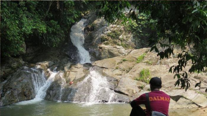 Wisata Air Terjun Entugun via Tribunnews, 1. Air Terjun Saka Dua, 2. Air Terjun Pancur Aji, 3. Air Terjun Riam Macan, 4. Air Terjun Riam Asam Telogah, 5. Riam Baper Zone, 6. Air Terjun Kujato, 7. Bukit Bellew, 8. Gunung Tiong Kandang, 9. Air Terjun Kajang, 10. Bukit Bengkawan, 11. Bukit Bakmunt, 12. Air Terjun Gurong Maloh, 13. Air Terjun Siling Embangai, 14. Wisata Air Terjun Entugun, 15. Kampung Wisata Sentana, 16. Jembatan Gantung Sekayam, 17. Air Terjun Nosok, 18. Hutan Belian Pulo Mas, 19. Air Terjun Jitok, 20. Keraton Surya Negara, 21. Batu Garam, 22. Masjid Agung Al Muawanah, 23. Hutan Kota Sabang Merah, 24. Danau Lait, 25. Air Terjun Gunung Naning, 26. Padong Buaya, 27. Bukit Boruh, 28. Rumah Panjang, 29. Sipatn Lotup, 30. Air Terjun Sirin Punti, 31. Wisata Goa Thang Raya, 32. My Dream Sanggau, 33. Batu Posok, 34. Kampung Santana, 35. Riam Kuta