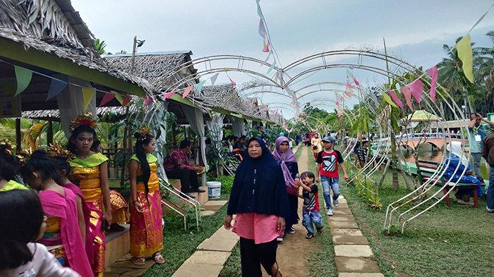 Wisata Balek Kampong via Tribunnews - Tempat Wisata Di Kubu Raya, 1. Situs Kerajaan Kubu, 2. Gunung Ambawang, 3. Dermaga Batu Ampar, 4. Sungai Kapuas Rasau Jaya, 5. Alam Batu Gajah Kubu Raya, 6. Air Terjun Bidang Bahar, 7. Sungai Kakap, 8. Batu Masjid, 9. Pulau Randayan, 10. Taman Fantasi, 11. Desa Jawa Tengah, 12. Batu/Bukit Wangkang, 13. Waterpark Paradis Q, 14. Wisata Hutan Albasia, 15. Kelenteng Timbul, 16. Taman Agrowisata Rekadena, 17. Taman Fantasia, 18. Pantai Tengkuyung, 19. Tugu Ali Anyang, 20. Hutan Mangrove Batu Ampar, 21. Air Terjun Teluk Pakedai, 22. Rajati Flower Garden, 23. Wisata Balek Kampong, 24. Wisata Danau Ho’Ce