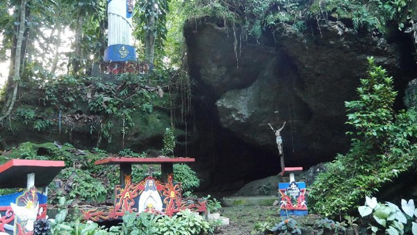 Wisata Goa Thang Raya via Detik Travel, 1. Air Terjun Saka Dua, 2. Air Terjun Pancur Aji, 3. Air Terjun Riam Macan, 4. Air Terjun Riam Asam Telogah, 5. Riam Baper Zone, 6. Air Terjun Kujato, 7. Bukit Bellew, 8. Gunung Tiong Kandang, 9. Air Terjun Kajang, 10. Bukit Bengkawan, 11. Bukit Bakmunt, 12. Air Terjun Gurong Maloh, 13. Air Terjun Siling Embangai, 14. Wisata Air Terjun Entugun, 15. Kampung Wisata Sentana, 16. Jembatan Gantung Sekayam, 17. Air Terjun Nosok, 18. Hutan Belian Pulo Mas, 19. Air Terjun Jitok, 20. Keraton Surya Negara, 21. Batu Garam, 22. Masjid Agung Al Muawanah, 23. Hutan Kota Sabang Merah, 24. Danau Lait, 25. Air Terjun Gunung Naning, 26. Padong Buaya, 27. Bukit Boruh, 28. Rumah Panjang, 29. Sipatn Lotup, 30. Air Terjun Sirin Punti, 31. Wisata Goa Thang Raya, 32. My Dream Sanggau, 33. Batu Posok, 34. Kampung Santana, 35. Riam Kuta